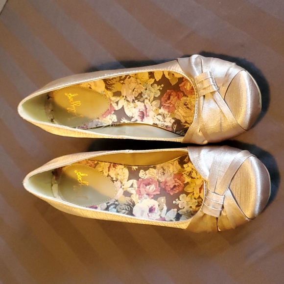 Ladies Jellypop heels, size 9, gold fabric, low heel - Picture 2 of 12